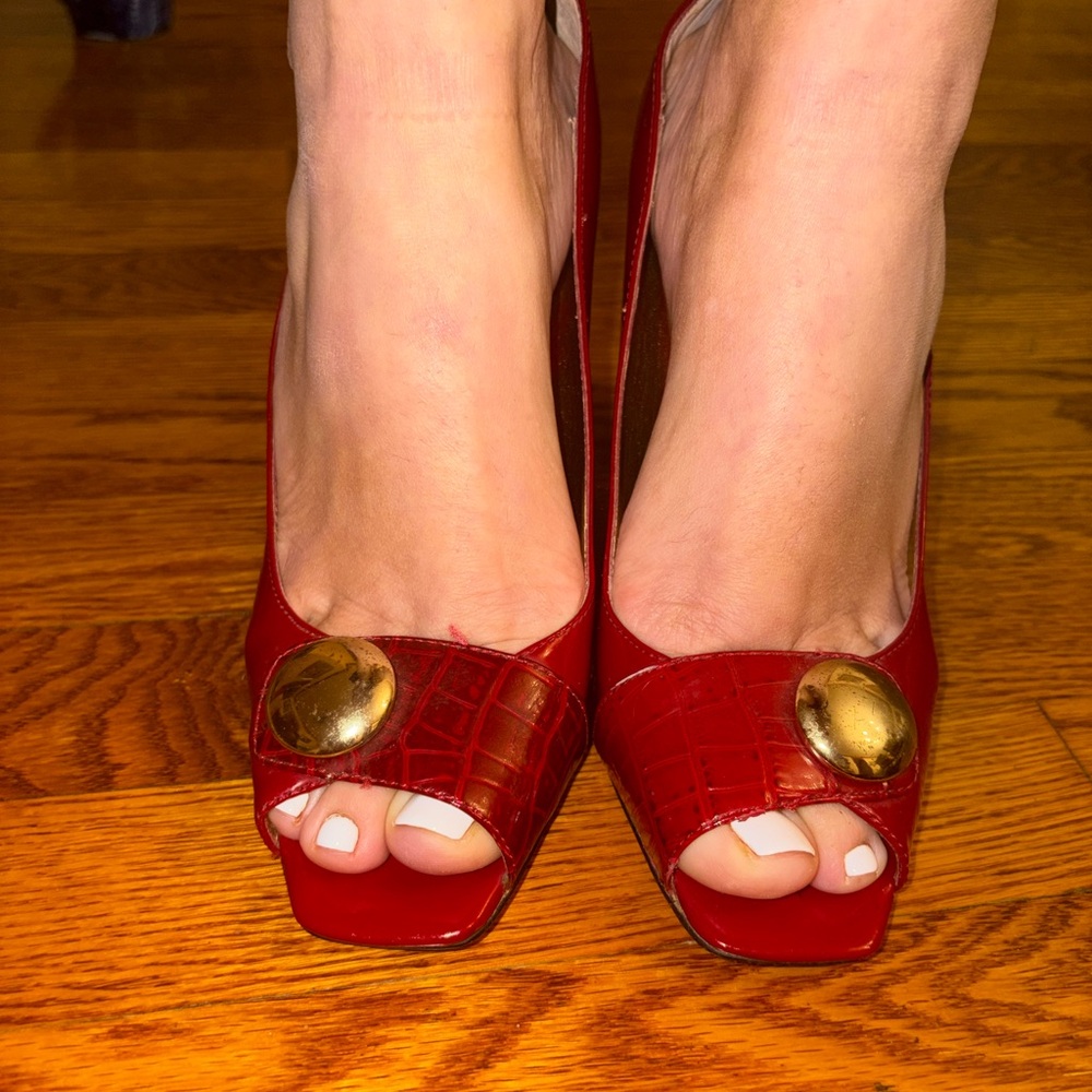 Elegant Red Peep-Toe Heels with Gold Accent Steve Madden